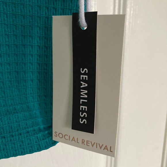 New Social Revival cropped tank - Picture 4 of 5